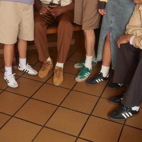 10 Kombinasi Warna Outfit vs Sepatu Adidas yang Wajib Kamu Coba