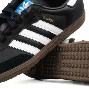 Identitas Brand Adidas yang Sangat Kuat dan Mudah Dikenali