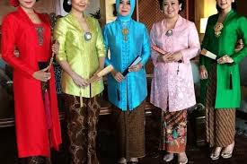 Kebaya Warna Berani dan Eksperimental