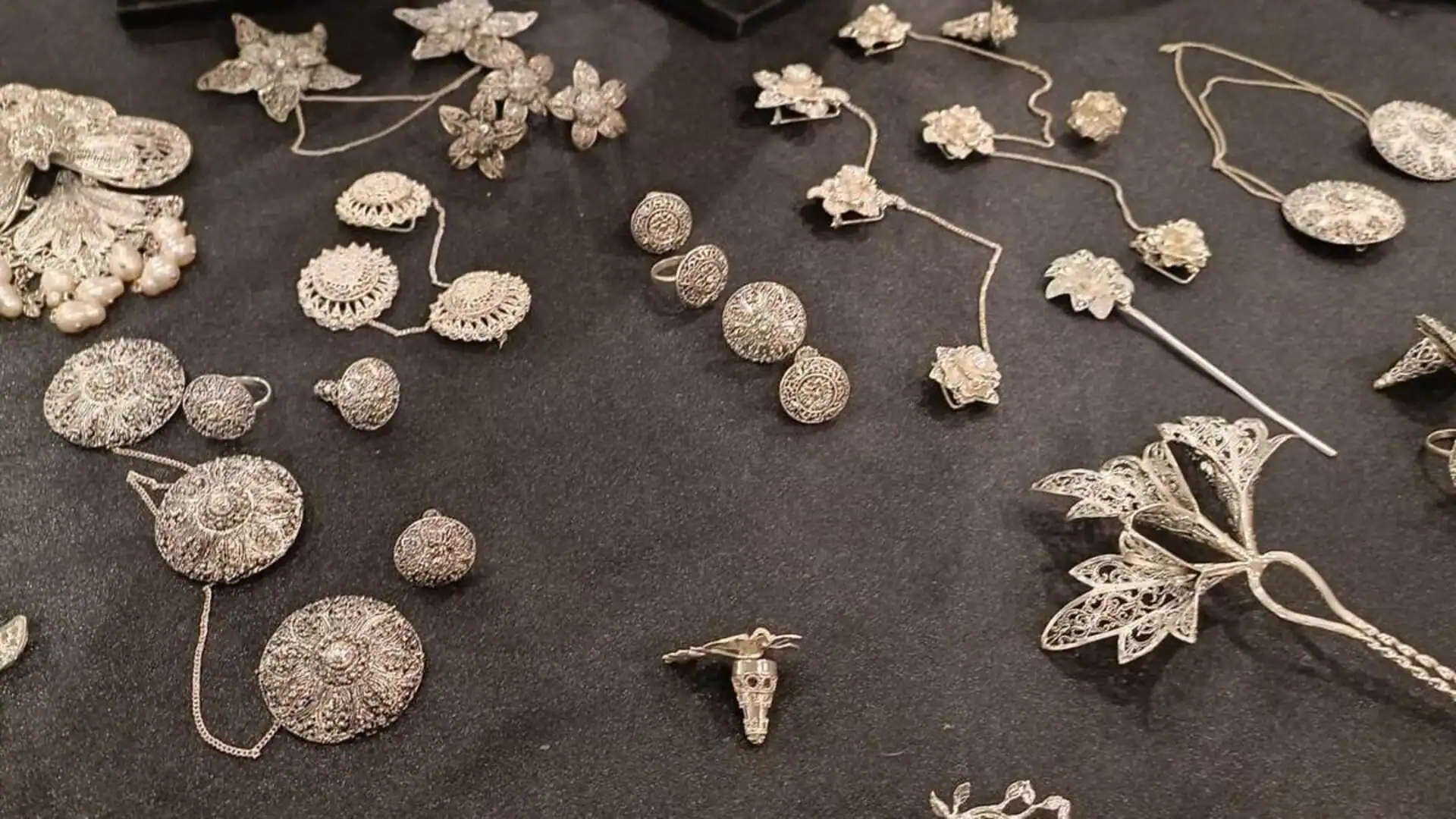 Aksesori Tradisional dengan Desain High-Tech