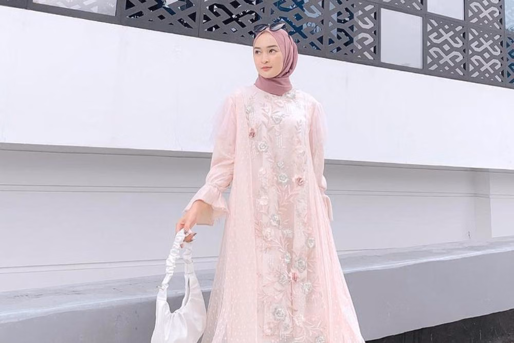Tunik Brokat Modern dengan Celana Kulot